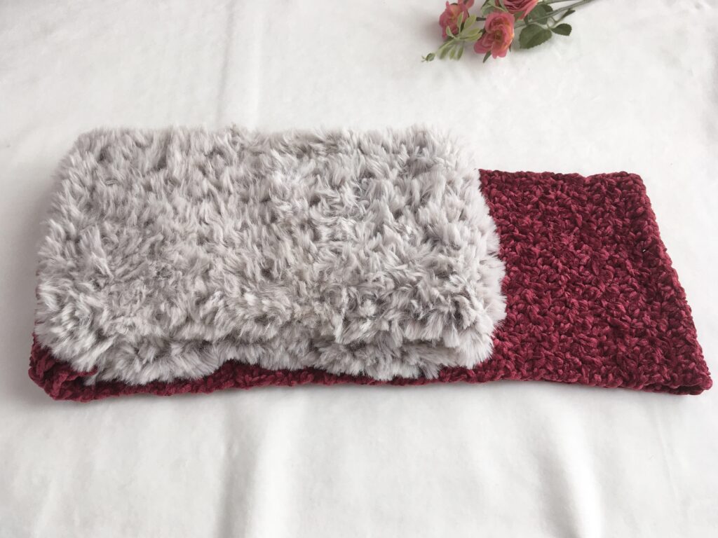 ベロアとファーを組み合わせた上品なスヌードの編み方