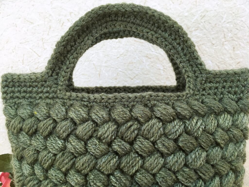 メランジテイスト2021秋冬毛糸のオリーブグリーンで編んだランチバッグ