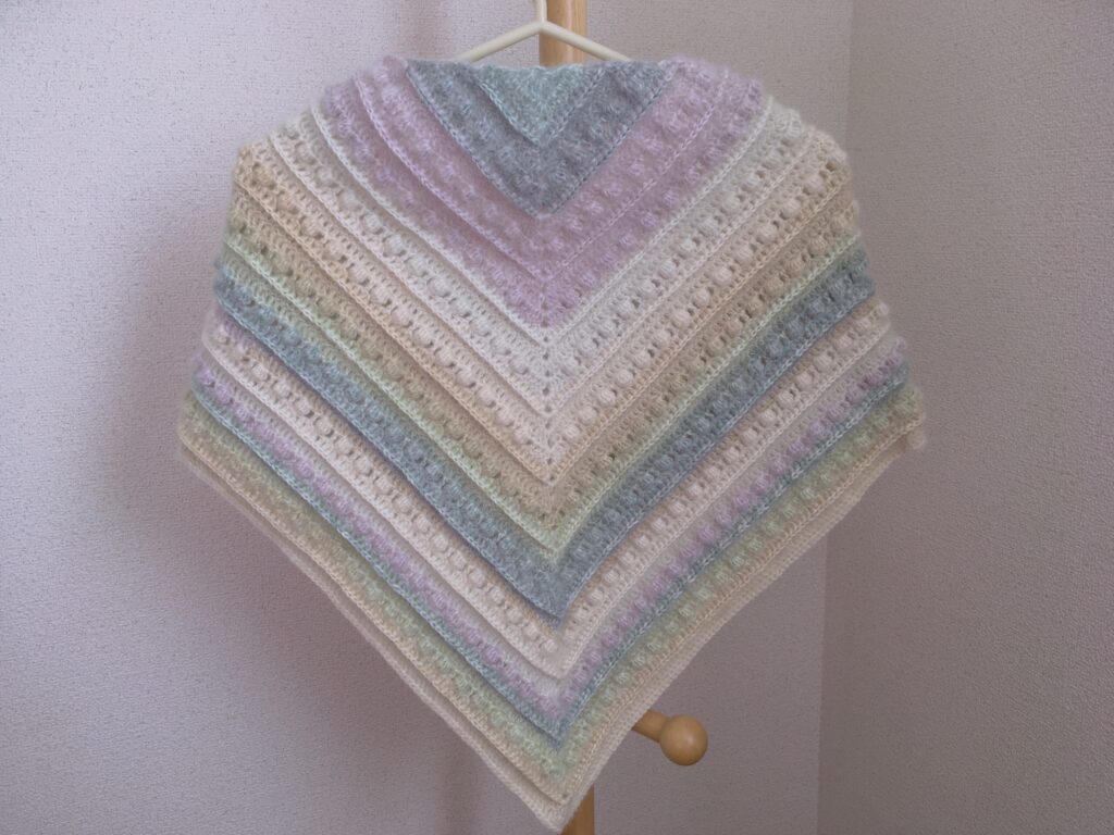 かぎ針編みの三角ショール かわいい模様編み