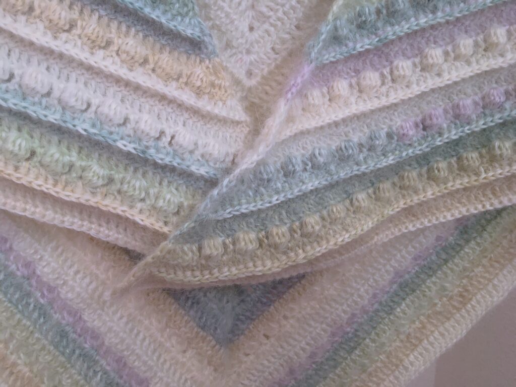 かぎ針編みの三角ショール かわいい模様編み