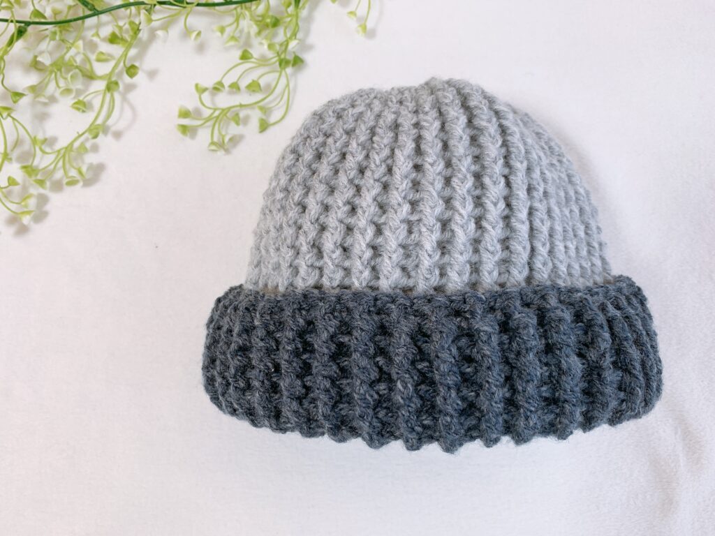 かぎ針で編んだ子供サイズのニット帽