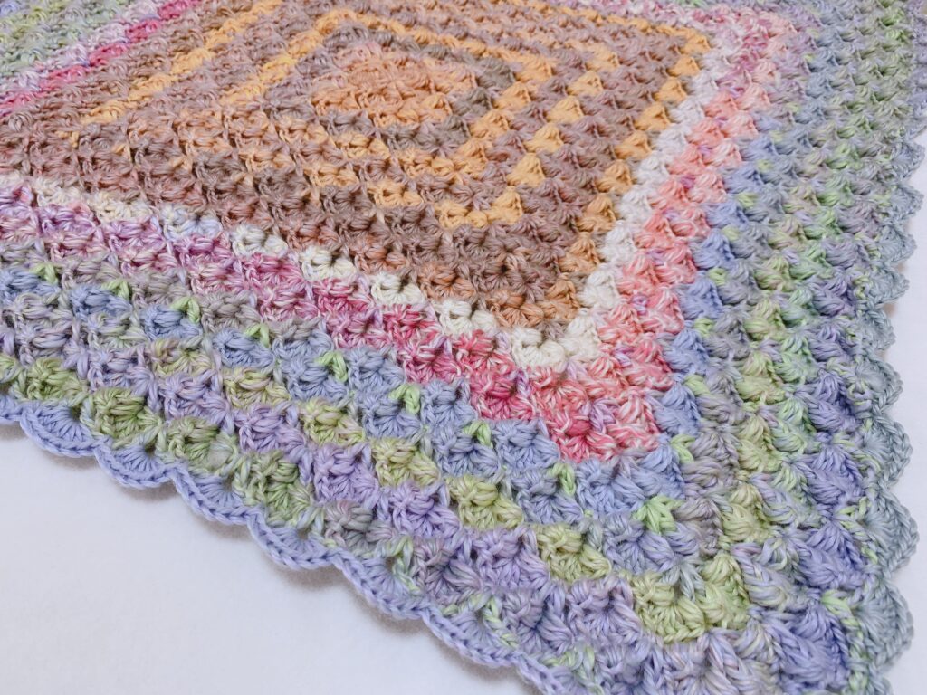 お花のミニブランケットをセリアの毛糸で編みました